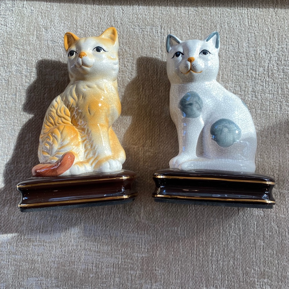 CBK Cat pair, 1 orange calico and 1 grey and white crackled glaze ceramic. - Picture 9 of 10